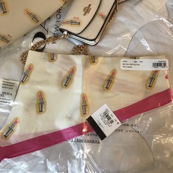 ❤️ 👄 Coach LIPSTICK PRINT SILK DIAMOND SCARF - Picture 6 of 9